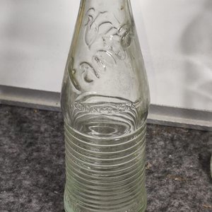 Dos Botellas Antiguas de Vidrio: Fanta y Crush - imagen 2