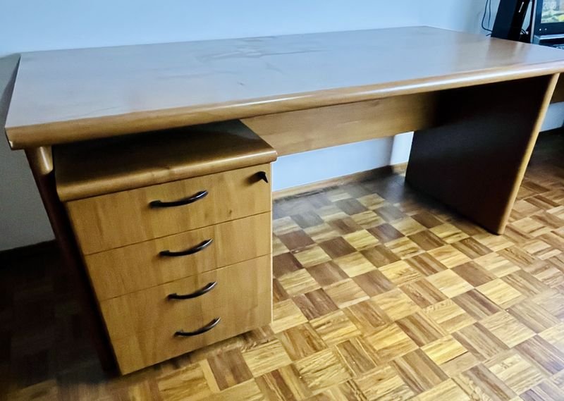 Escritorio y mueble cajonero de madera con cerradura - imagen 7