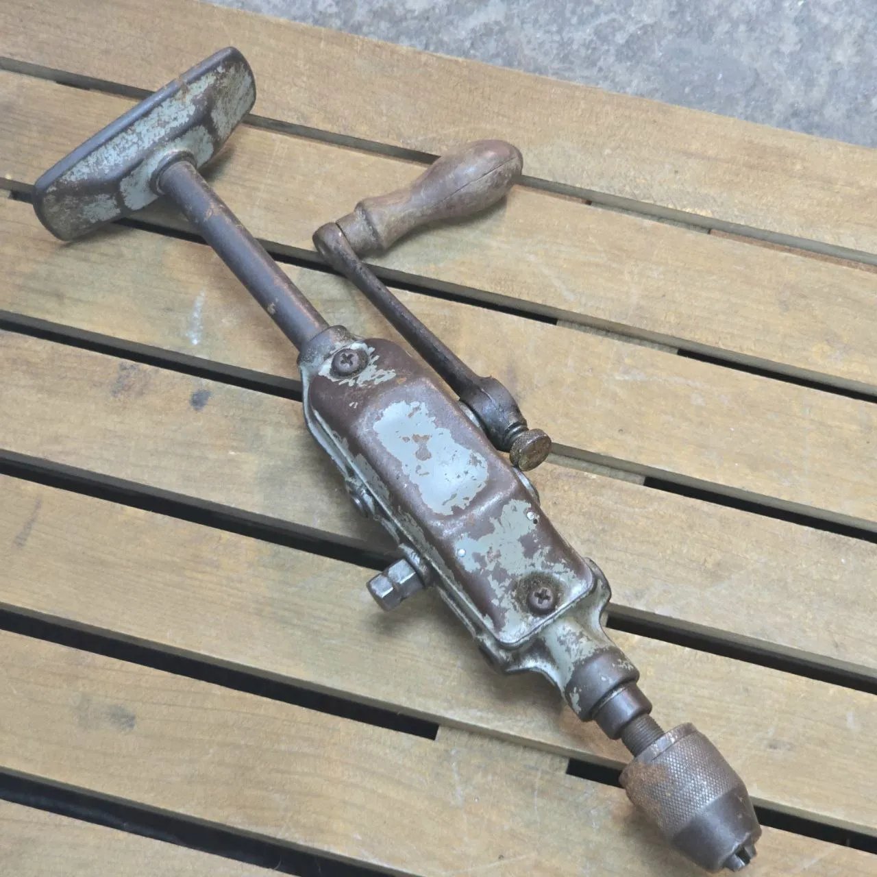Lote siguiente: Drill Vintage con Manija de Madera y Cuerpo Metálico
