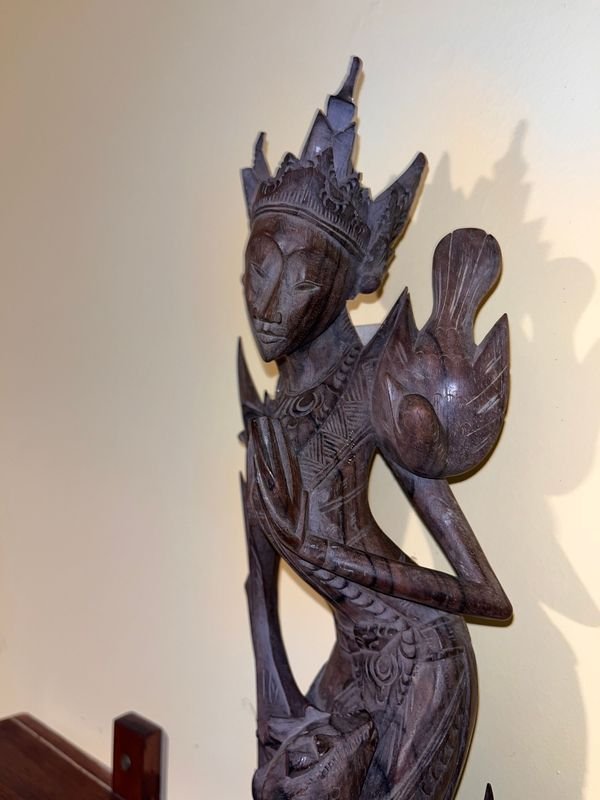 Estatua de madera con detalles intrincados - imagen 2