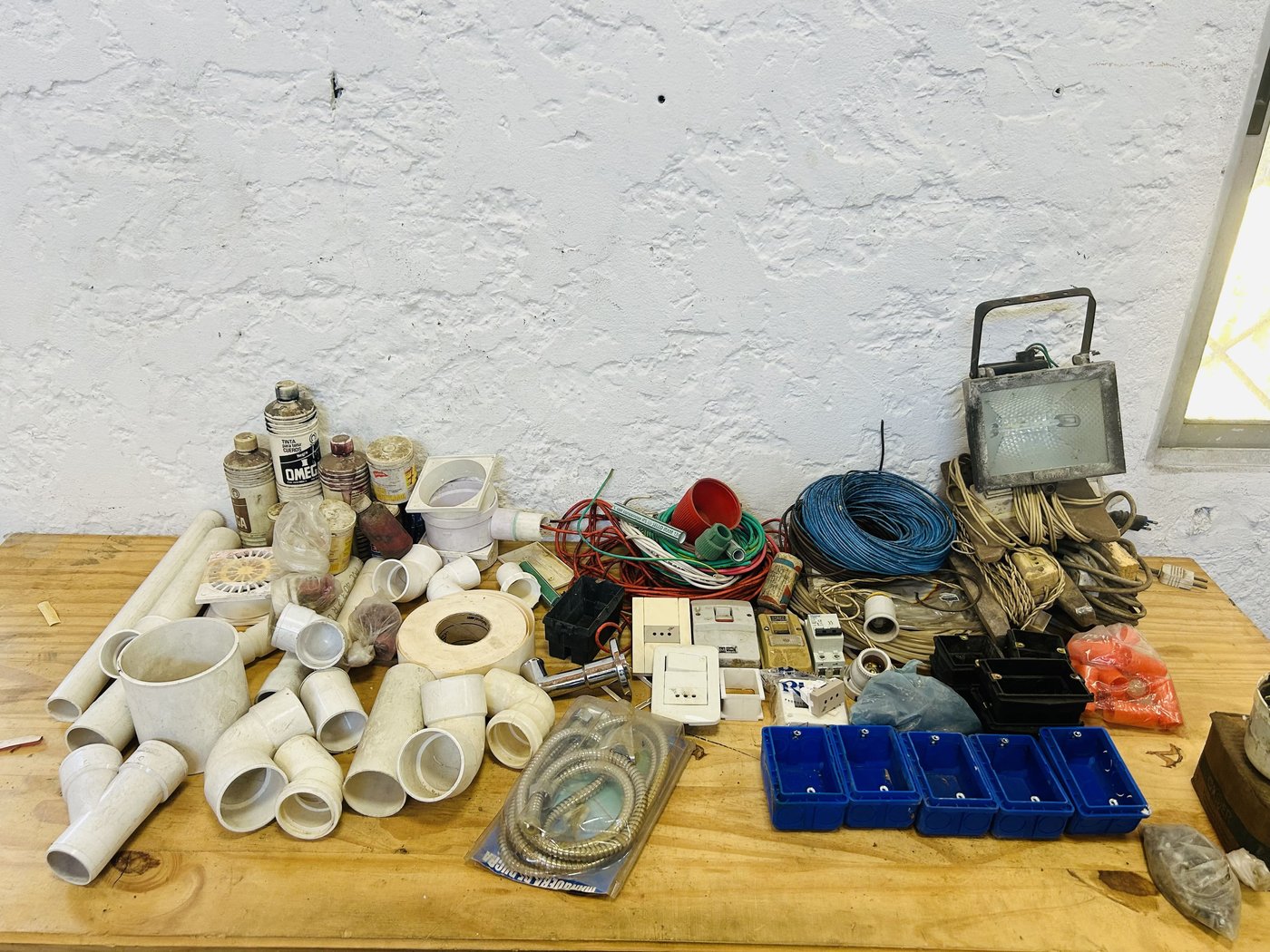 Lote #062 – Artículos varios de sanitaria y electricidad