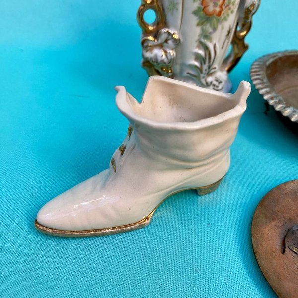 Colección de piezas de porcelana y metal, incluyendo zapatos y floreros - imagen 3
