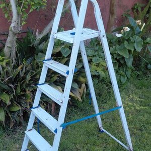 Lote siguiente: Escalera Plegable y Herramientas Manuales Antiguas