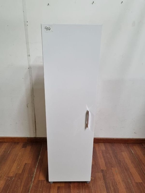 L 977 - Practico mueble aereo auxiliar de una puerta en melaminico blanco y estantes interiores (Medidas 41x32x142cm) - imagen 1