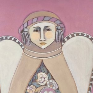 Obra "Mamushka alada" de Alicia García Arechaga, acrílico sobre fibra con marco vitrina - imagen 6