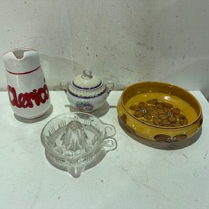 Lote anterior: Jarra de cerámica blanca con detalles rojos y azucarero vintage