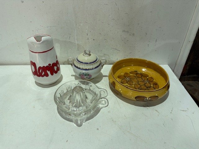 Jarra de cerámica blanca con detalles rojos y azucarero vintage
