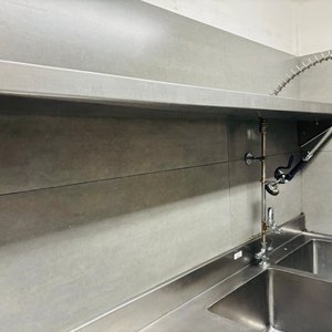 Mesada de Acero Inoxidable con Doble Bacha, Grifería Profesional y Estante Escurridor - imagen 4