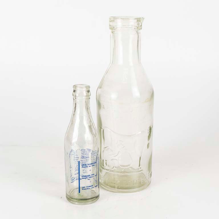 Lote anterior: Dos botellas de vidrio vacías en buen estado