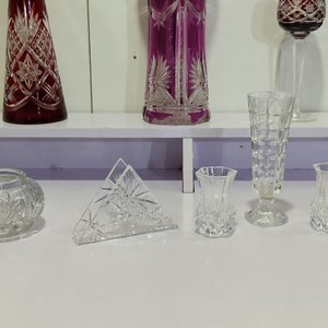 Lote de 8 piezas de cristal tallado: licorera roja, floreros, copas y objetos decorativos - imagen 4