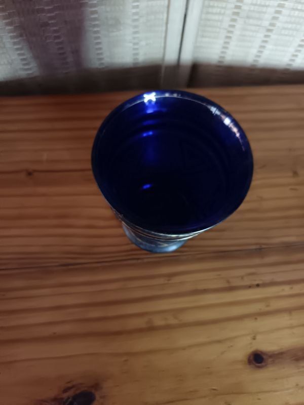 Jarrón de cristal azul cobalto con detalles dorados - imagen 3