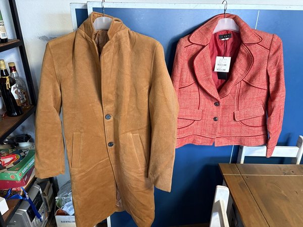 Gabardina Marrón y Saco Rojo de Dama