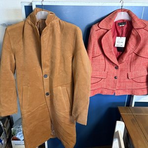 Gabardina Marrón y Saco Rojo de Dama - imagen 1