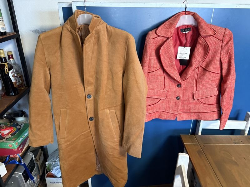 Gabardina Marrón y Saco Rojo de Dama