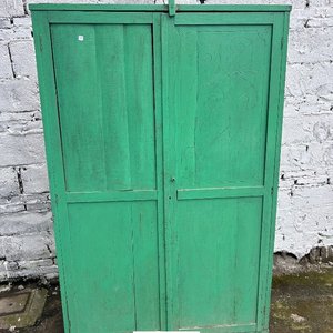 Ropero Antiguo de Madera con Dos Puertas y Detalles Tallados - imagen 2