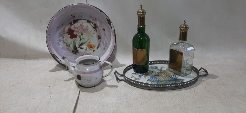 Lote siguiente: Caja antigua con botellas y jarra de porcelana