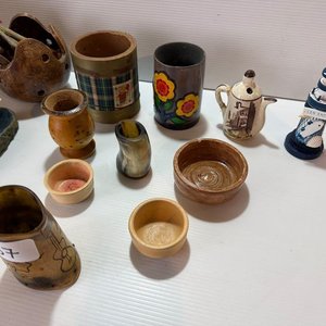 Lote de Adornos Varios: Ceniceros, Bandejas Tejidas y Más - imagen 6