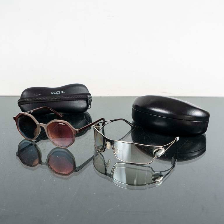 Lote siguiente: Dos pares de gafas sol