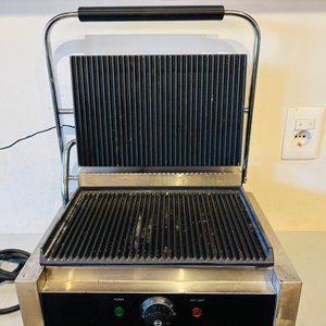 Lote #027 – Plancha grill eléctrica profesional con placas acanaladas y estructura de acero inoxidable – 43x31x20cm - imagen 2