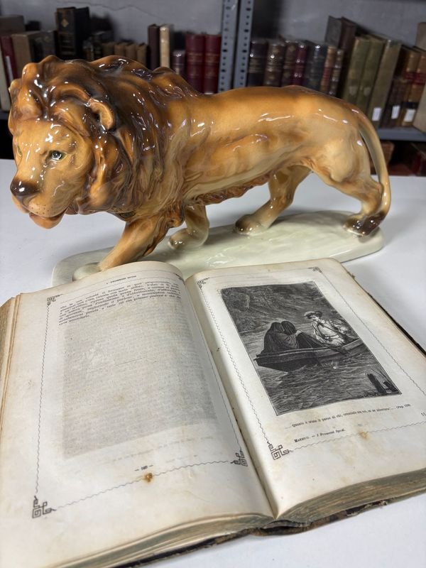 Novela Los Novios de Alessandro Manzoni, libro antiguo con estatua de león - imagen 4