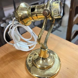 Lámpara de Escritorio de Bronce con Brazo Curvo y Base Circular - imagen 4