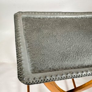Mesita Plegable con Bandeja Repujada y Estructura de Madera - imagen 4