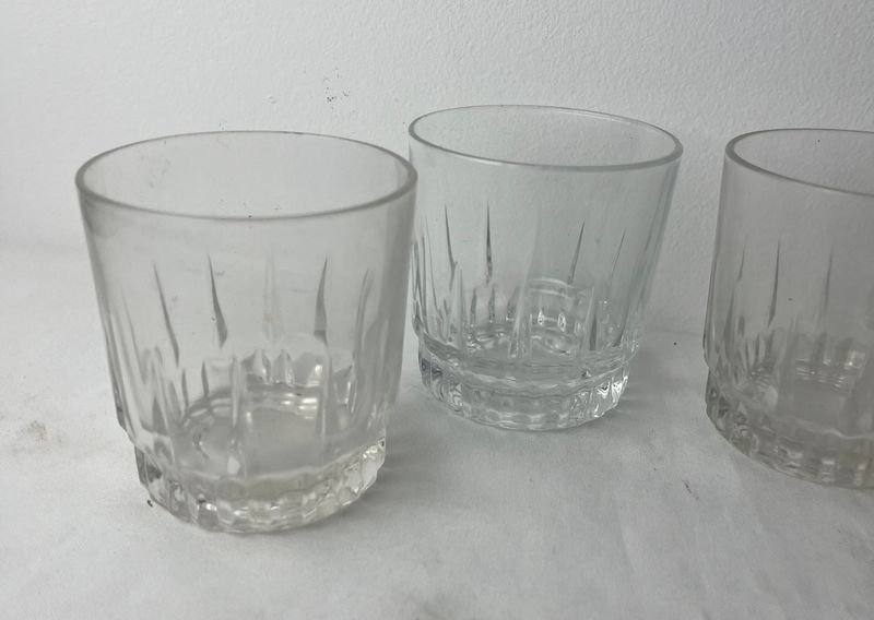 Juego de 4 Vasos Bajos para Whisky de Vidrio Prensado