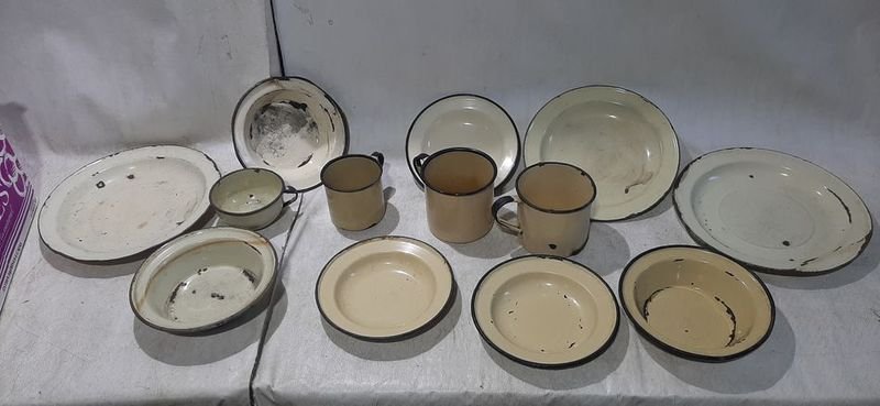 Lote siguiente: Colección de cerámica artesanal amarilla