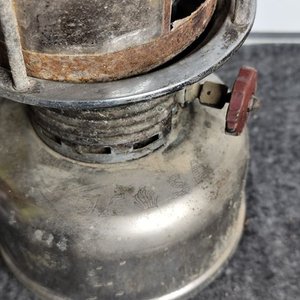 Farol de Petróleo Antiguo Grande con Detalles de Óxido - imagen 3