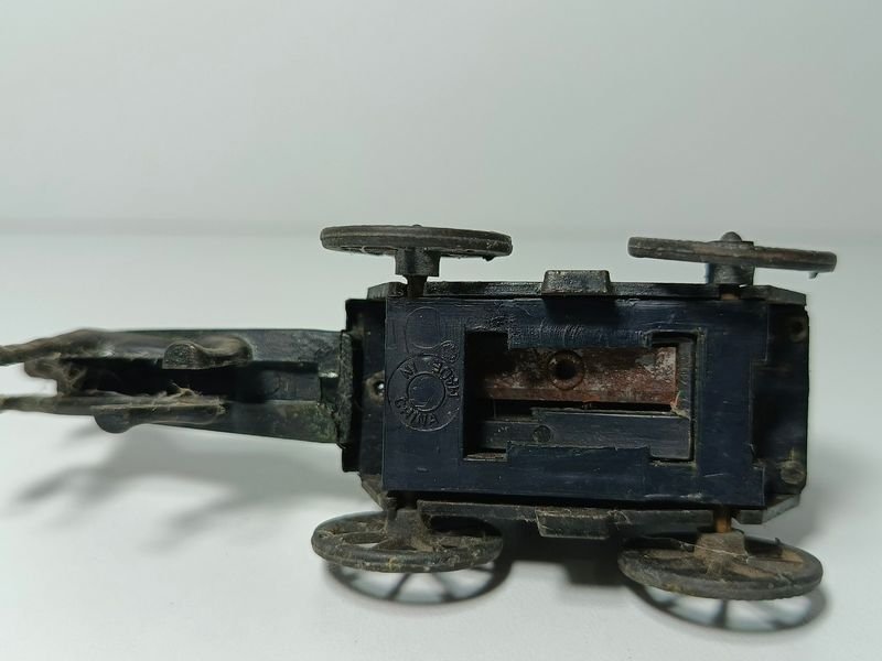 Juguete metálico carruaje y caballo con función sacapuntas - imagen 3