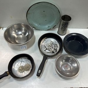 Lote anterior: Set de Cocina: Bols de Acero Inoxidable, Sartenes, Platos Enlozados y Rayador