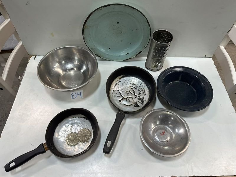 Set de Cocina: Bols de Acero Inoxidable, Sartenes, Platos Enlozados y Rayador