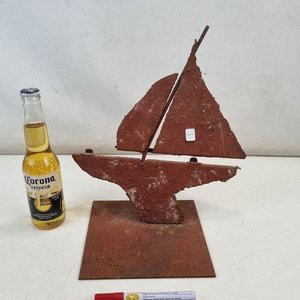 L 371 - 1 Pieza - Atractiva escultura moderna de velero en hierro patinado, con base rectangular (Medidas 25x15x30cm) - imagen 2