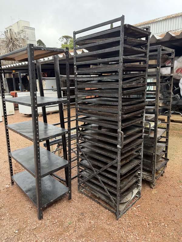 Estantería Industrial Metálica con Bandejas y Trípodes - imagen 1