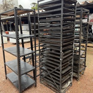 Estantería Industrial Metálica con Bandejas y Trípodes - imagen 1