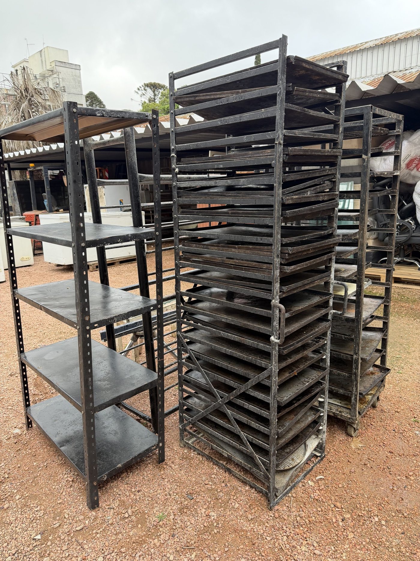 Estantería Industrial Metálica con Bandejas y Trípodes