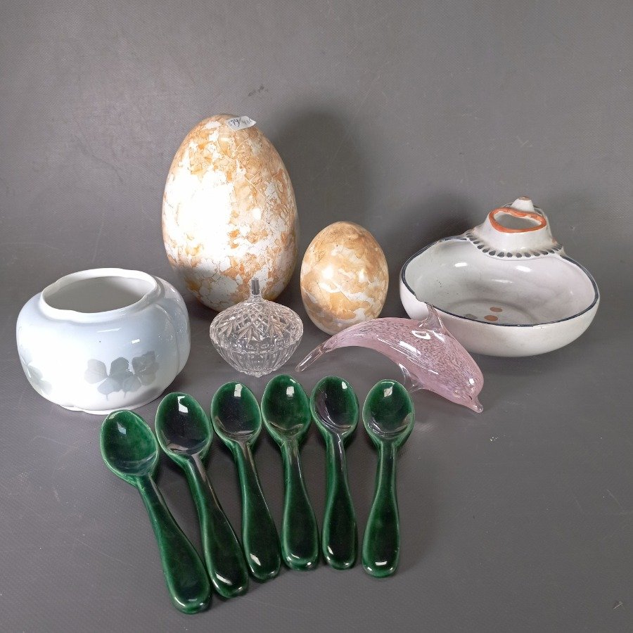 Colección de cerámica y vidrio con diseños florales y geométricos - imagen 1