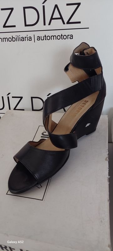 Zapatos de tacón alto con diseño de cinta - imagen 3