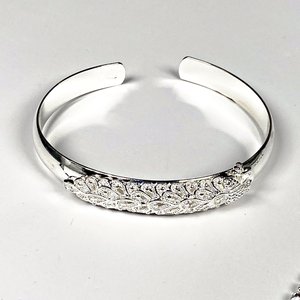 Dos Pulseras de Metal Plateado con Diseño - imagen 3
