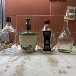 Lote siguiente: Lote de Botellas y Decantadores de Colección: Lauder's, Baraut, Something Special