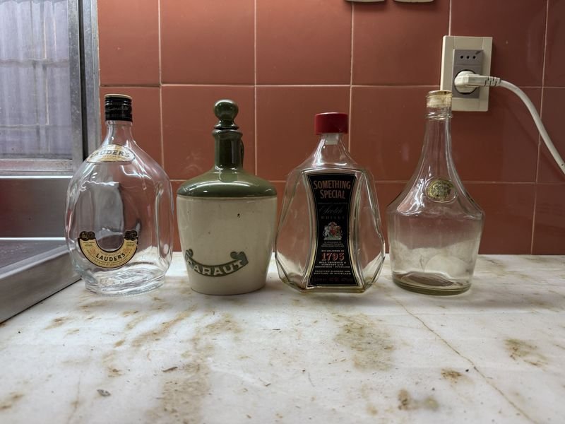 Lote de Botellas y Decantadores de Colección: Lauder's, Baraut, Something Special
