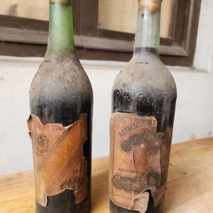 Lote siguiente: Dos Botellas Antiguas de Refrescos "Granadina" y "Primor"
