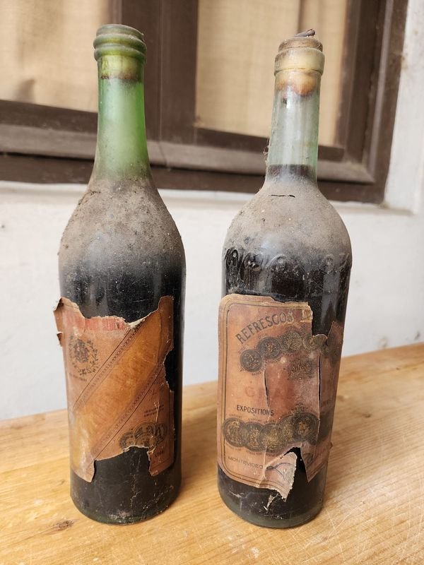 Dos Botellas Antiguas de Refrescos "Granadina" y "Primor"