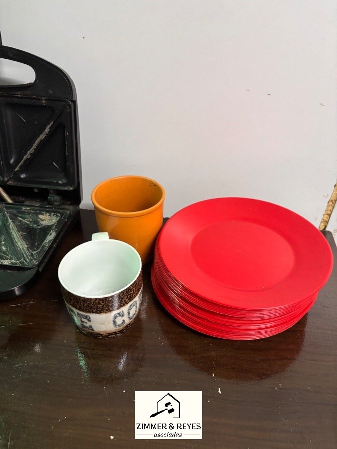 Sandwichera Eléctrica con Tazas y Platos Rojos