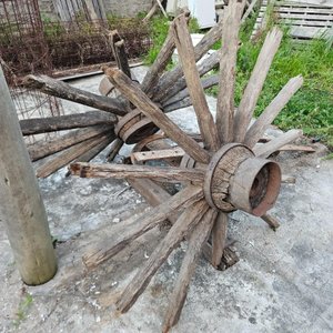 Masas, rayos, aros de rueda, elásticos, eje y más accesorios antiguos de carreta - imagen 9