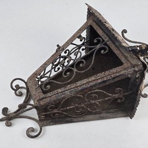 Antiguo Farol de Pared en Hierro Forjado con Detalles Ornamentales - imagen 3