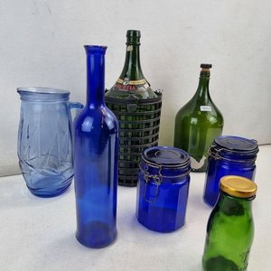 Lote de 7 Piezas: Jarra Azul, Botellas y Frascos de Colores, Damajuana con Canasto - imagen 3