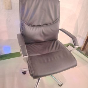 Silla de Oficina Negra con Ruedas y Brazos - imagen 3