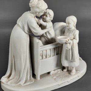 Grupo en Porcelana Biscuit Sellado: Madre con Niños y Gato - imagen 6