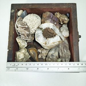 Caja Antigua con Cristales y Piedras Semipreciosas - imagen 2